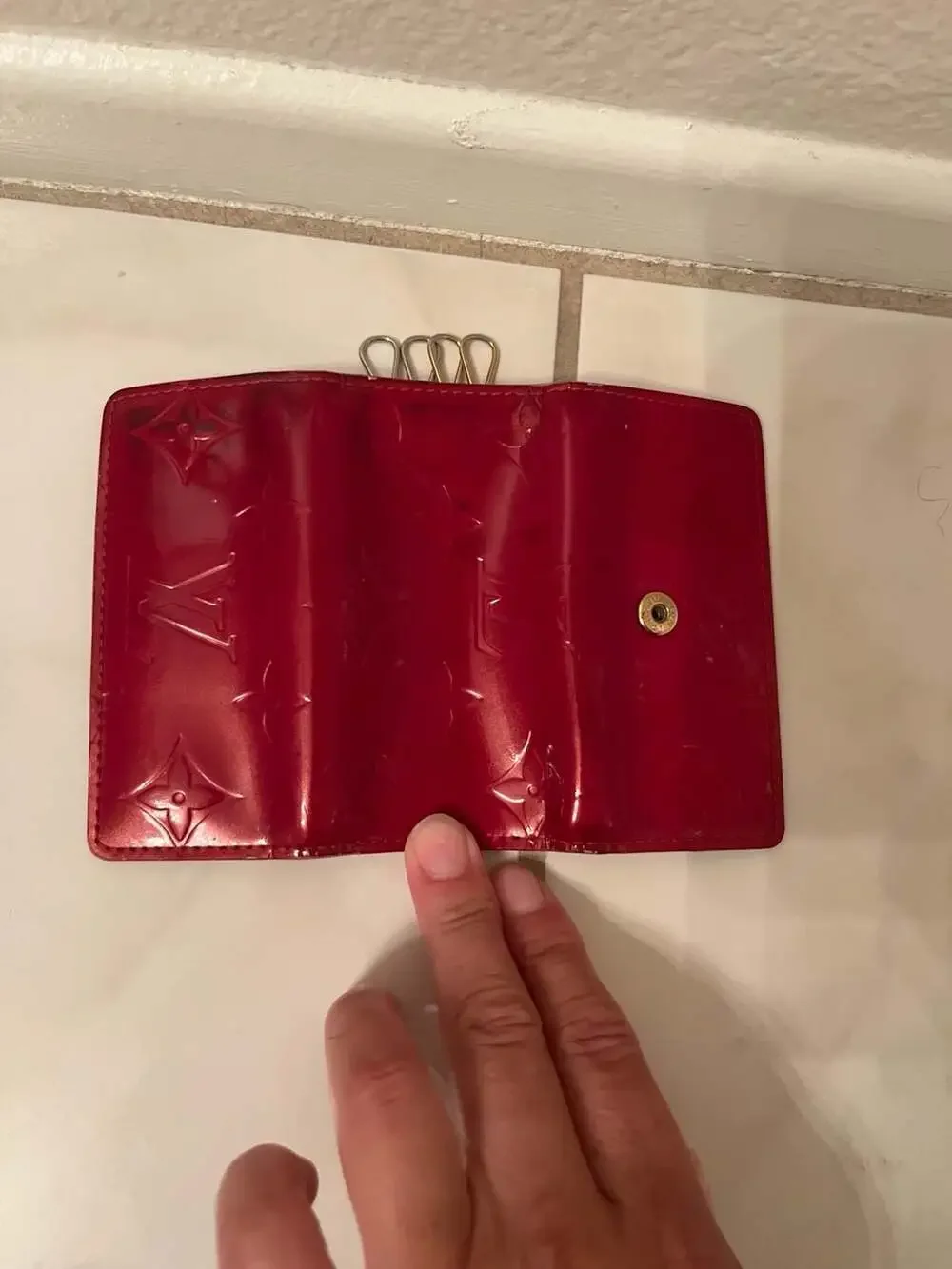 Louis Vuitton Monogram Vernis Multicles 4 Key Holder in Pomme D'Amour Red